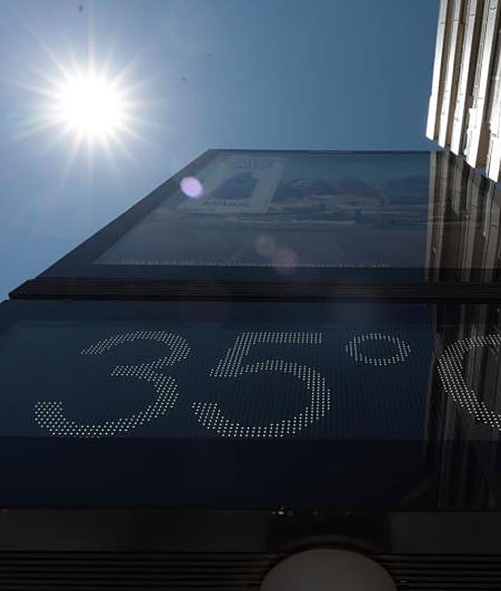 Imagen secundaria 2 - Making the most of the beach in December and keeping cool in the August heat.