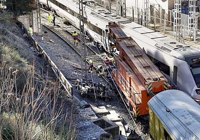 Clearing the line after the accident in El Chorro.