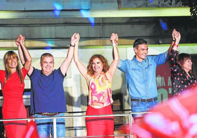 Prime Minister Pedro Sánchez and his team on election night in July.