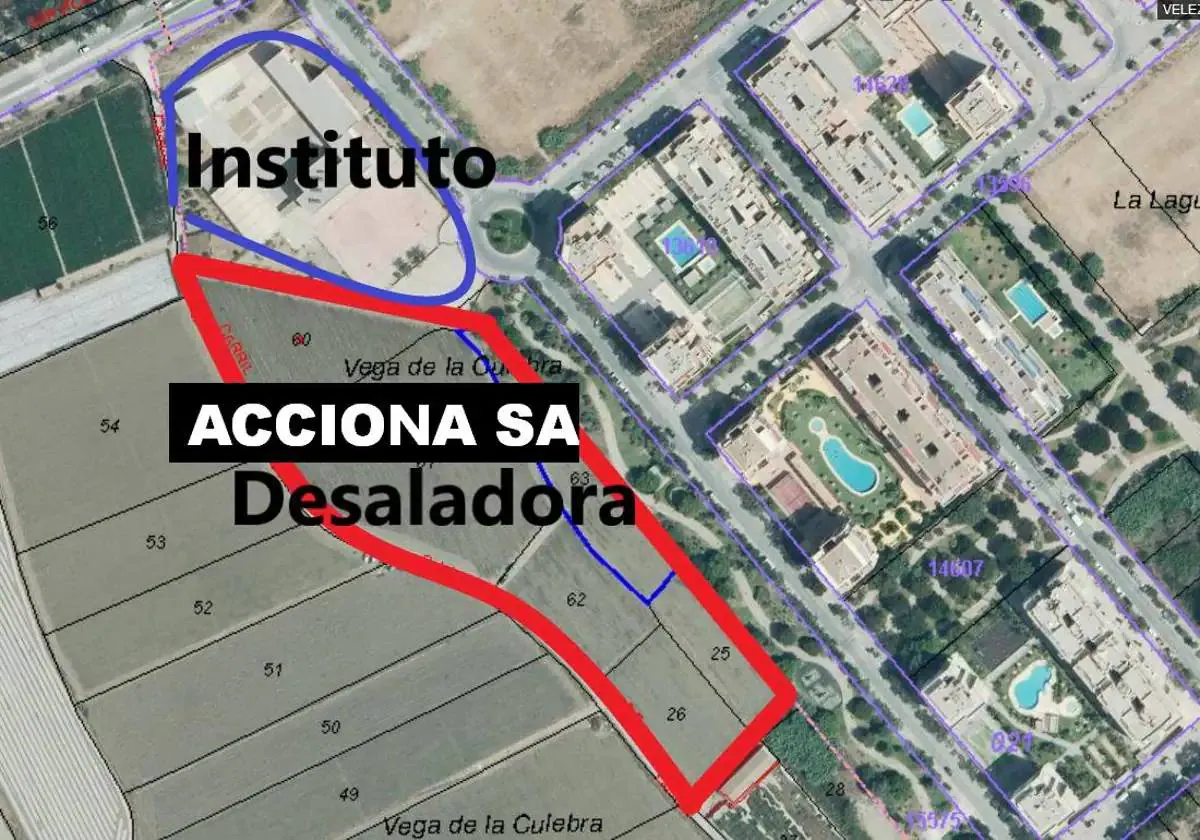 The map highlights the distance between the proposed site for the desalination plant and Joaquín Lobato secondary school (instituto).