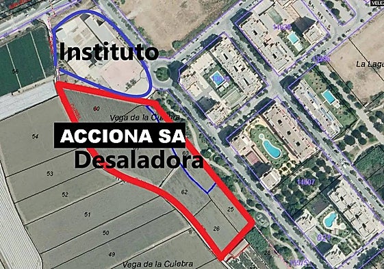 The map highlights the distance between the proposed site for the desalination plant and Joaquín Lobato secondary school (instituto).