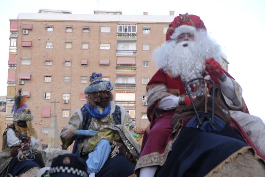 Melchior, Gaspar and Balthazar arrived at the Doctor Fleming school by helicopter and later toured the streets of the neighbourhood on camels