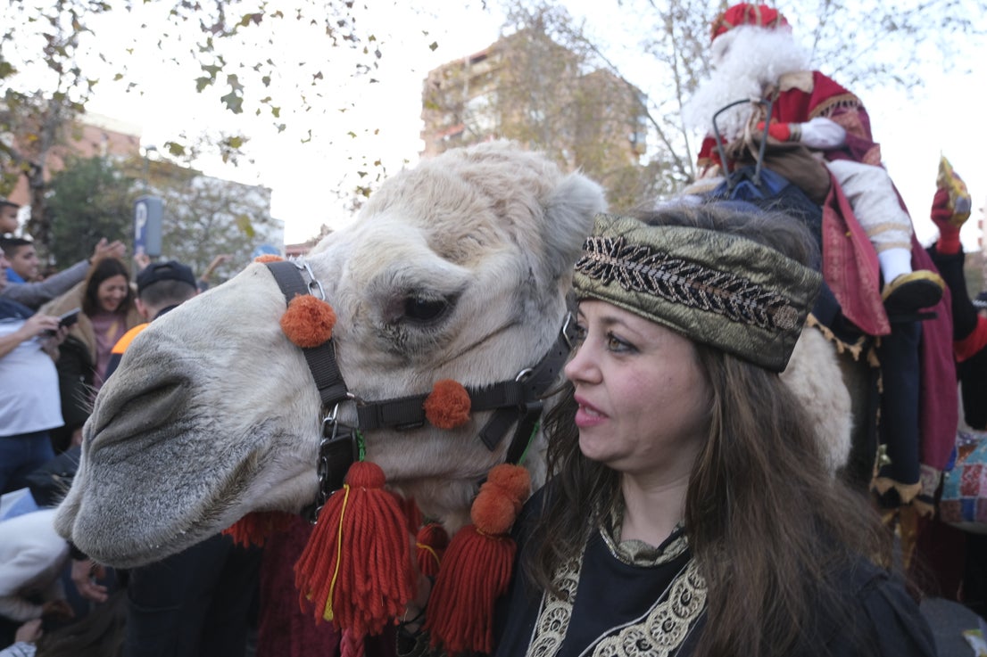 Melchior, Gaspar and Balthazar arrived at the Doctor Fleming school by helicopter and later toured the streets of the neighbourhood on camels