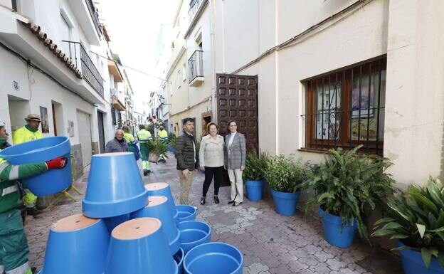 The town hall has started to put the flowerpots in place in El Barrio 