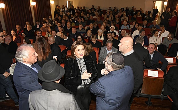 Margarita del Cid chats with members of the local Jewish communities. 