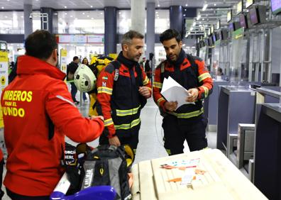 Imagen secundaria 1 - Every second counts: Malaga firefighters fly to Turkey to help in efforts to find and rescue earthquake victims