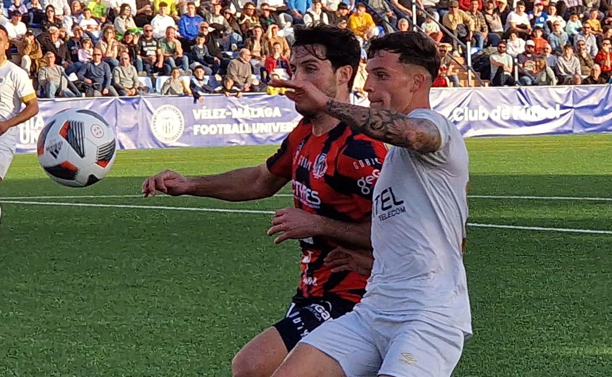 A ball is contested during Vélez's clash with Yeclano.