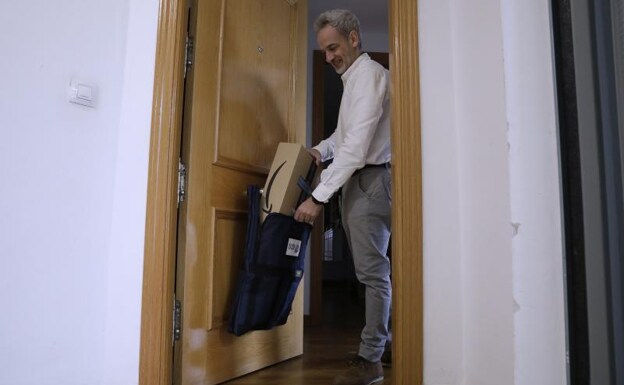 Miguel Ángel Rodríguez collects a pacakage that a courier has left in the Pomopack.