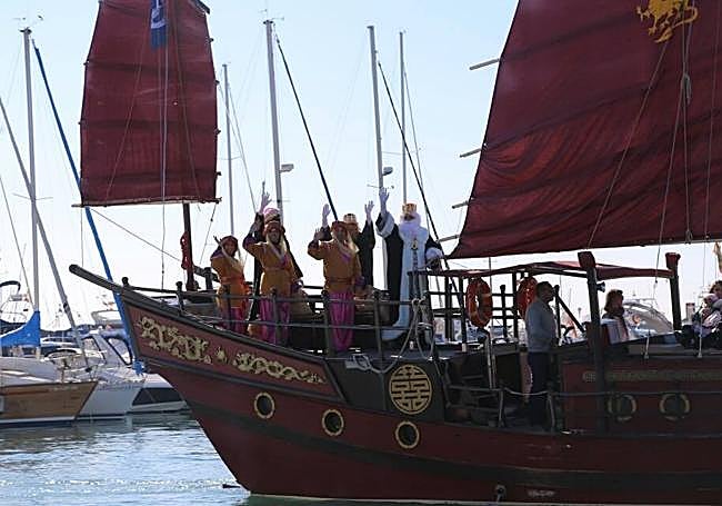 Arrival of the Three Wise Men to Benalmádena by boat.