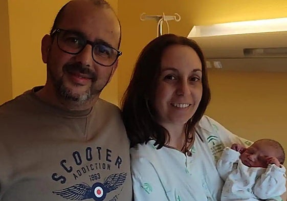 David and Estefanía, with their newborn Julia.