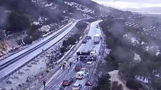 Eleven injured and motorway in Malaga province closed after accident in bad weather involving 15 vehicles