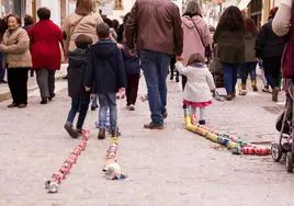 The famous dragging of tins takes place in Paseo de la Victoria.