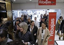 Shops in Malaga opened yesterday, the first Sunday of the year, to start the January sales campaign.