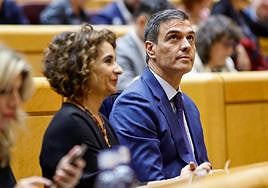 Finance minister Montero and PM Sánchez await the vote result.