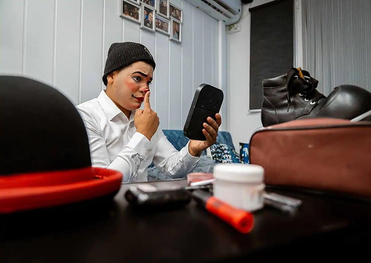 Imagen secundaria 1 - Top, Inma warms up before the opening act: aerial acrobatics; bottom left, José Manuel gets ready in his caravan; bottom right, Hannalore poses in front of her van.