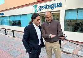The head of Gestagua, Enrique Sánchez and the councillor for infrastructures, José Sánchez, at the water concession company.