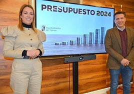 Councillor Paula Moreno and mayor Óscar Medina