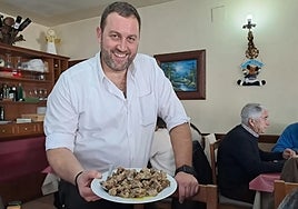 The mayor shows a portion of 'choto', the house speciality.