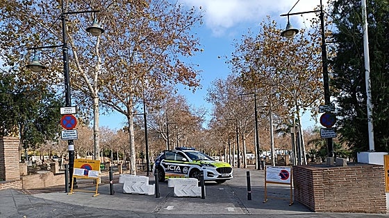 Police move vehicles on from overcrowded motorhome parking area in Benalmádena