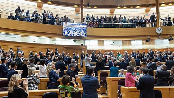 Main political parties in Spain bury differences to change small part of constitution