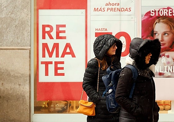 Two women shelter from the cold and rain yesterday in the centre of Malaga.