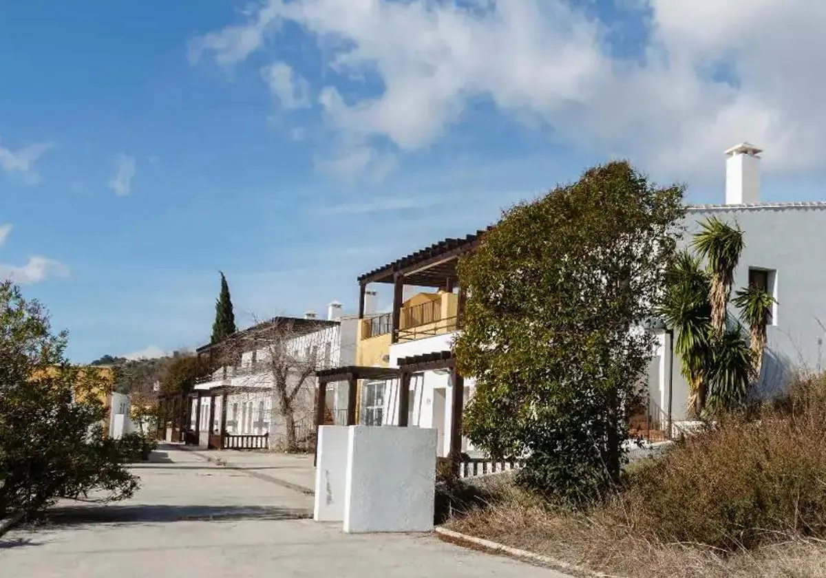Andalusian regional government to hand over abandoned 6.3-million-euro holiday complex to Axarquía village