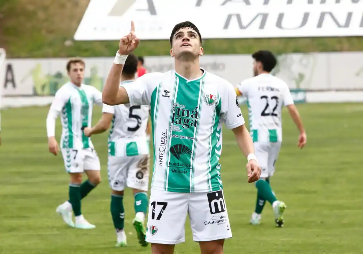 Antequera's Ale García celebrates having scored the winning goal.