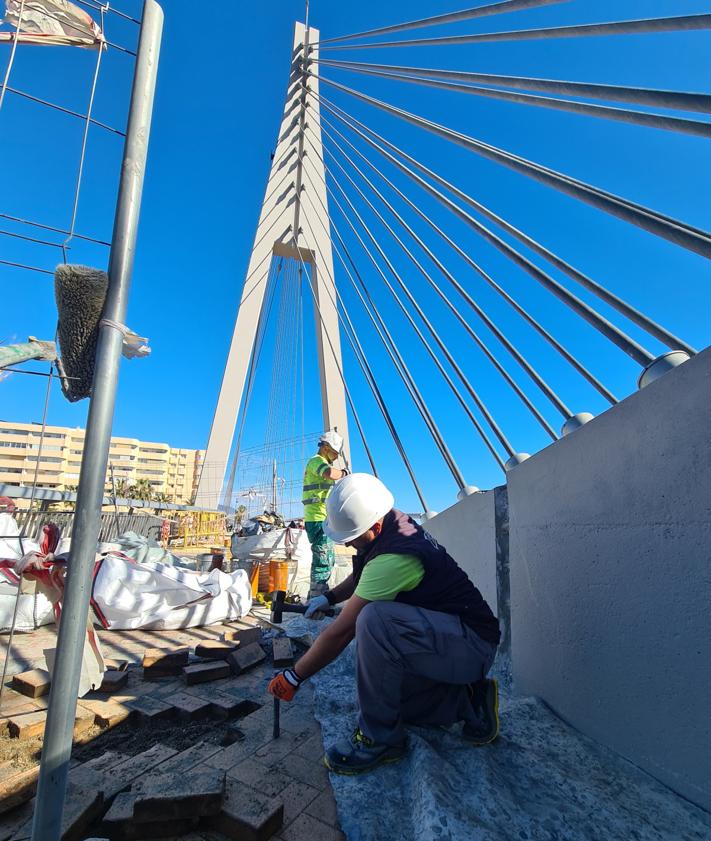 Imagen secundaria 2 - Iconic pedestrian bridge in Fuengirola undergoes major work to renew its appearance and guarantee its safety