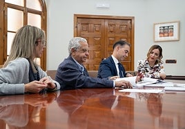 Juan Antonio Lara and Francisco Javier García sign the agreement.