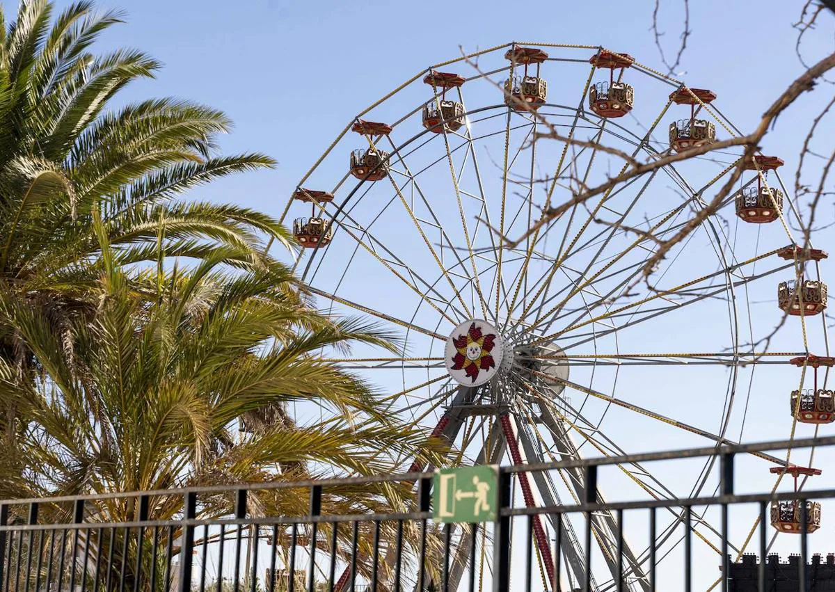Imagen secundaria 1 - The Big Wheel and the Russian Mountain were emblematic rides in the park.