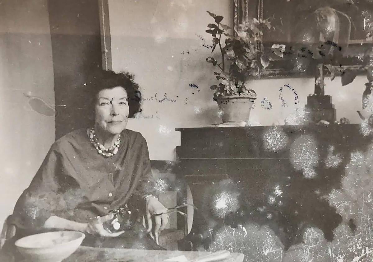 Imagen secundaria 1 - In the first photo, Brenan, Woolsey and Miranda, with some friends in the house at Churriana. In the second, a photo of Gamel Woolsey and in the third, the wedding of Gerald and Gamel in Rome in 1931