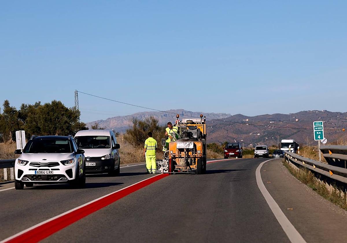 Imagen principal - Work on the A-355 on Thursday afternoon.