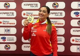 María Torres, with her prize.