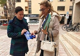 Councillor Lola Ramos chats with a dog owner.