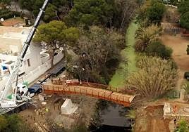 Installation work on the bridge over the Dos Hermanas stream.