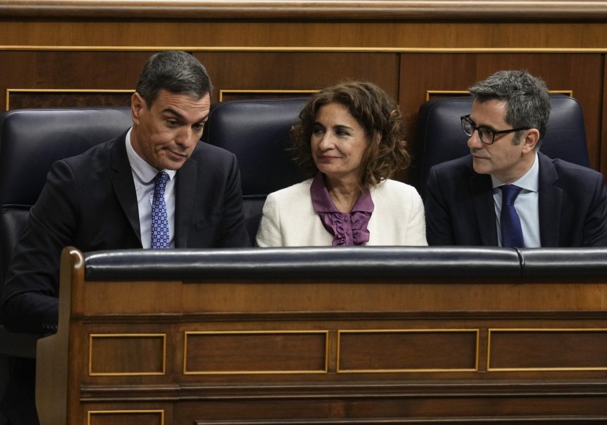 PM Sánchez (left) and ministers during Tuesday's debate.