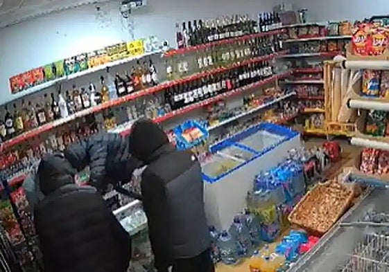 'Give me the money or I'll kill you': Benalmádena shop owner held up in terrifying attack