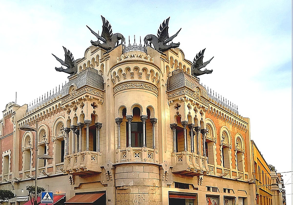 Imagen principal - 'Casa de Dragones', a Ceuta guid and a stall at FITUR.