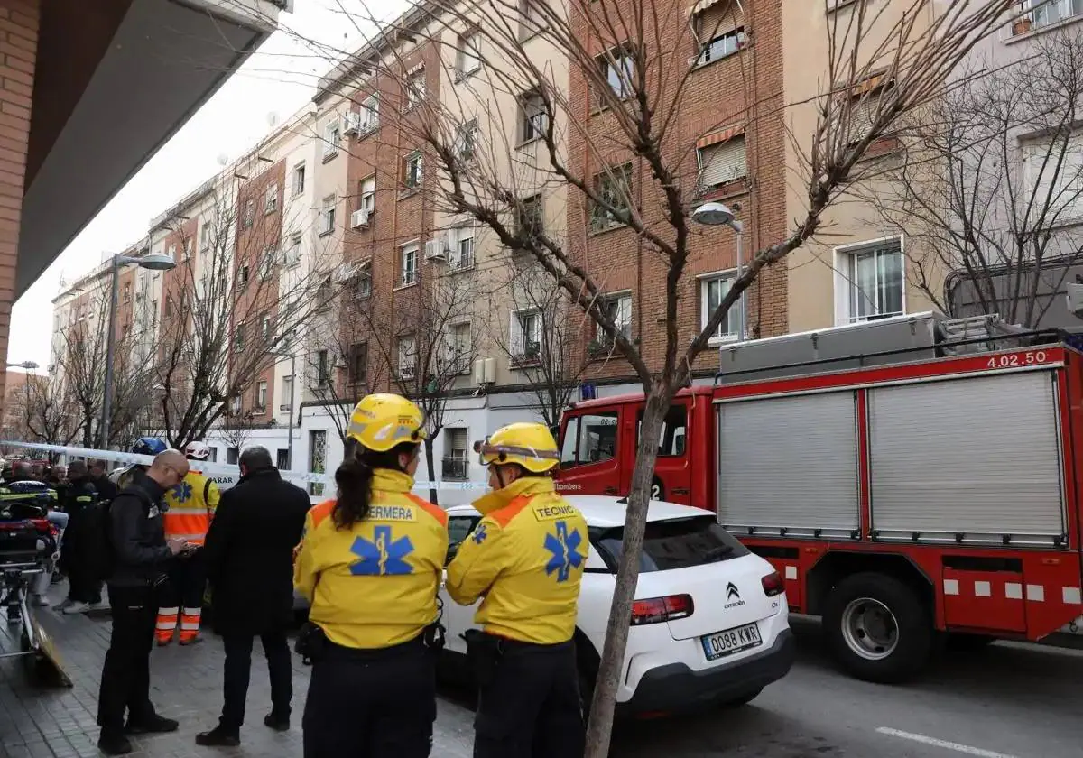 Imagen secundaria 1 - Les corps de trois personnes disparues ont été retrouvés après l'effondrement d'un immeuble de cinq étages à Barcelone