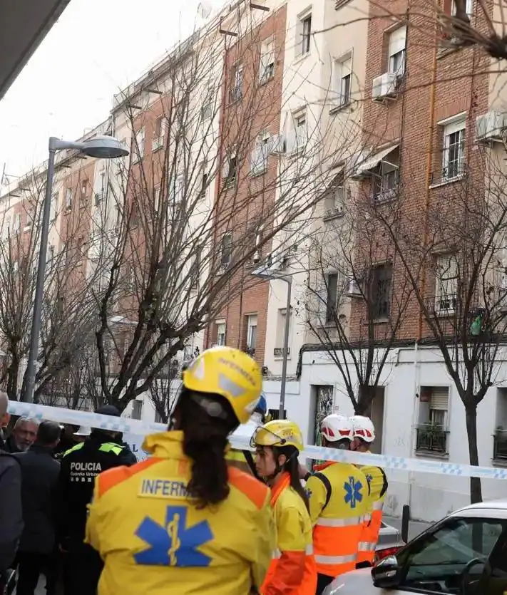 Imagen secundaria 2 - Les corps de trois personnes disparues ont été retrouvés après l'effondrement d'un immeuble de cinq étages à Barcelone