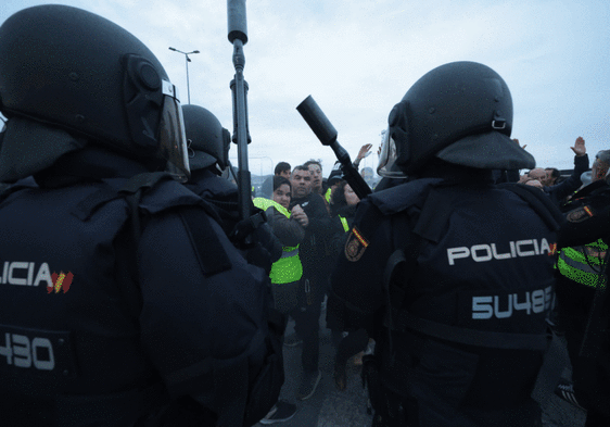 Another tense night in Malaga province as farmers block supermarket distribution depots and a motorway