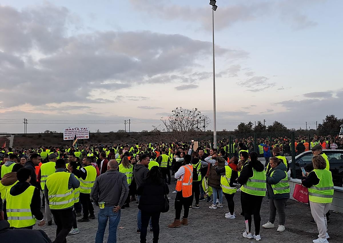 Imagen secundaria 1 - Images of the rally and the subsequent clash with the riot police.