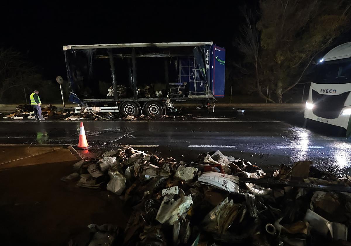 Imagen principal - Images of the area after the intervention of the riot police.