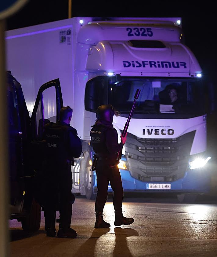 Imagen secundaria 2 - Images of the area after the intervention of the riot police.