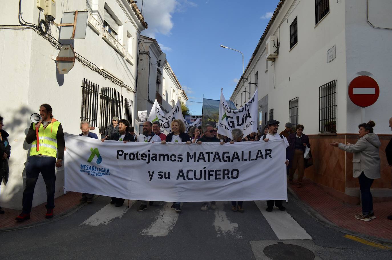 Thousands of residents take to the streets in Coín in bid to protect their water supply