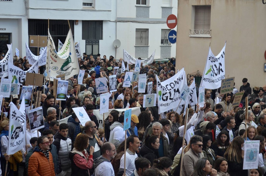 Thousands of residents take to the streets in Coín in bid to protect their water supply