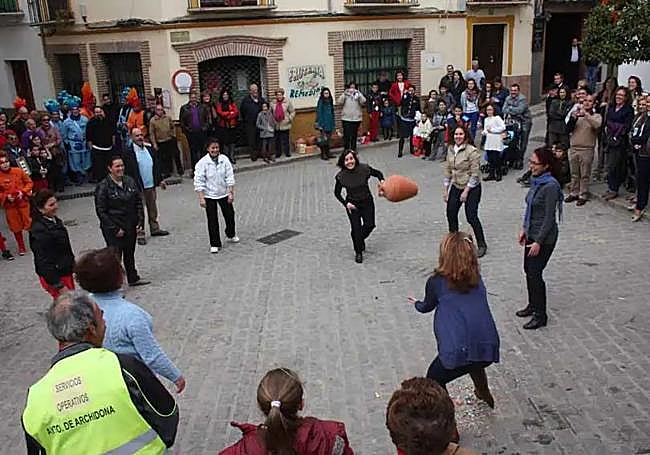 A traditional game involving pottery jugs in Archidona