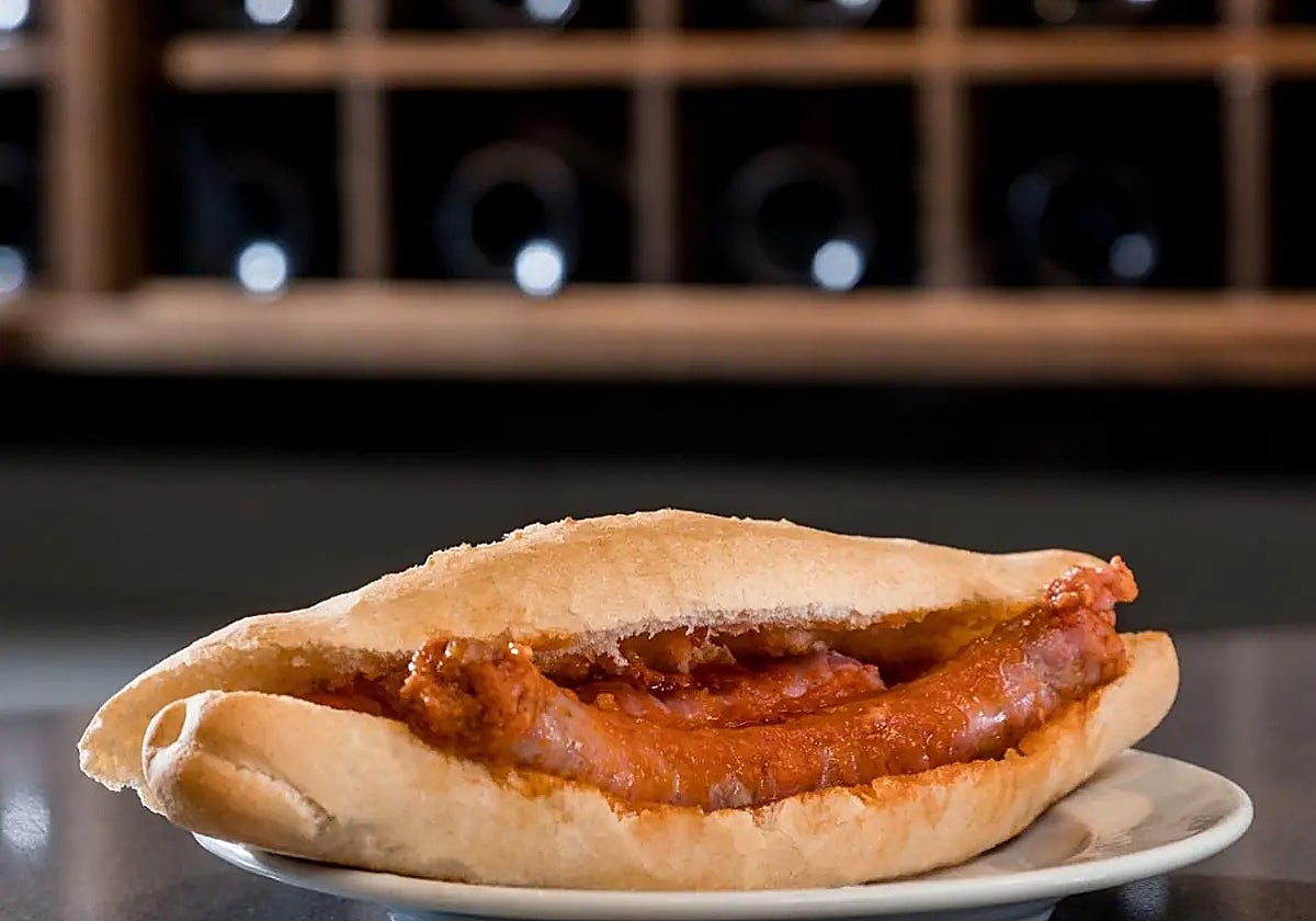 The sausage sandwich sold at Bar Aliatar.