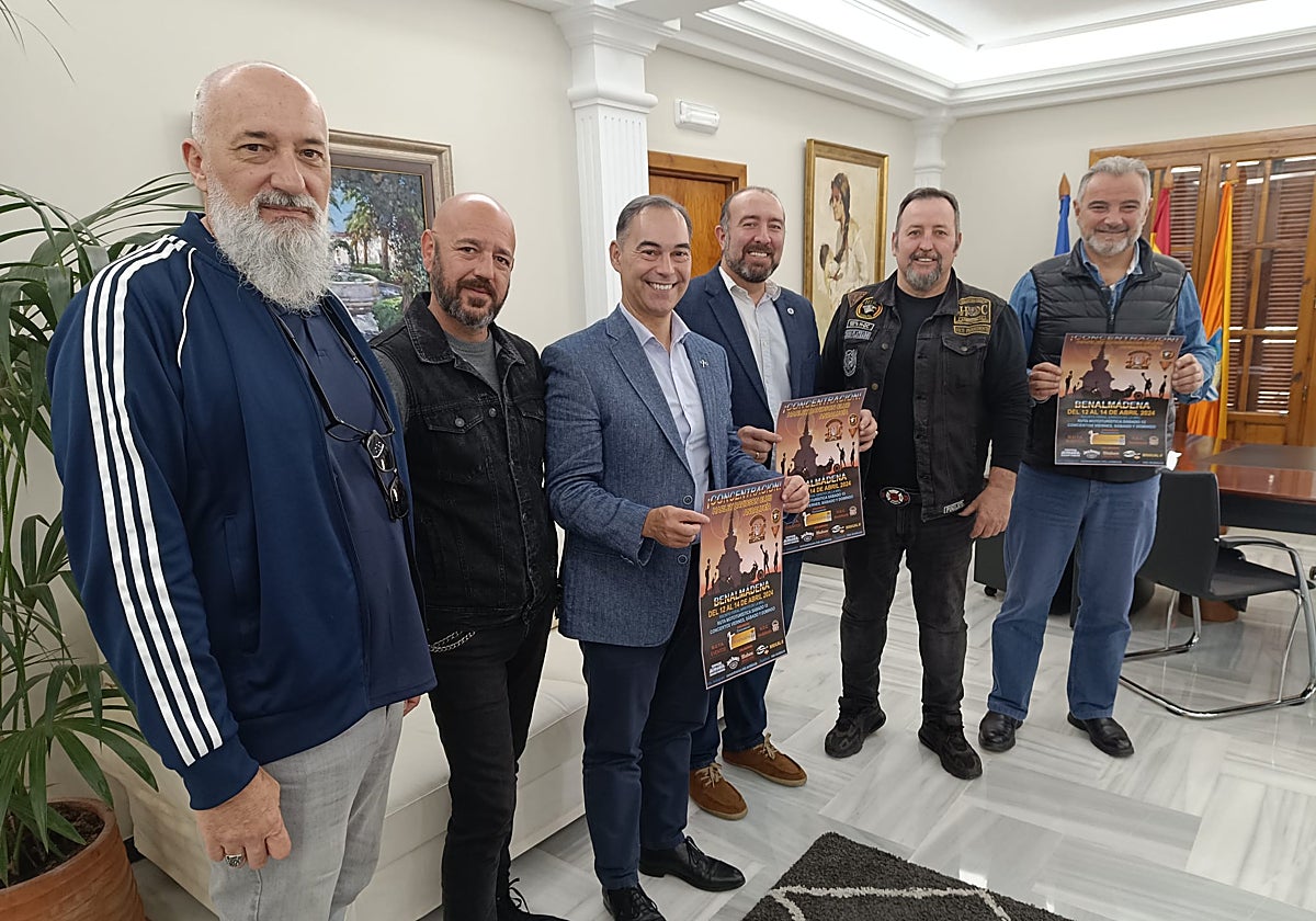 Members of the HDC Andalucía and the town hall announce the event.