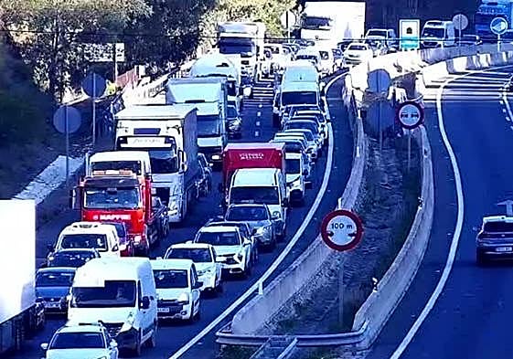 Two accidents involving multiple cars and a bus cause tailbacks on the A-45 inland from the Costa del Sol